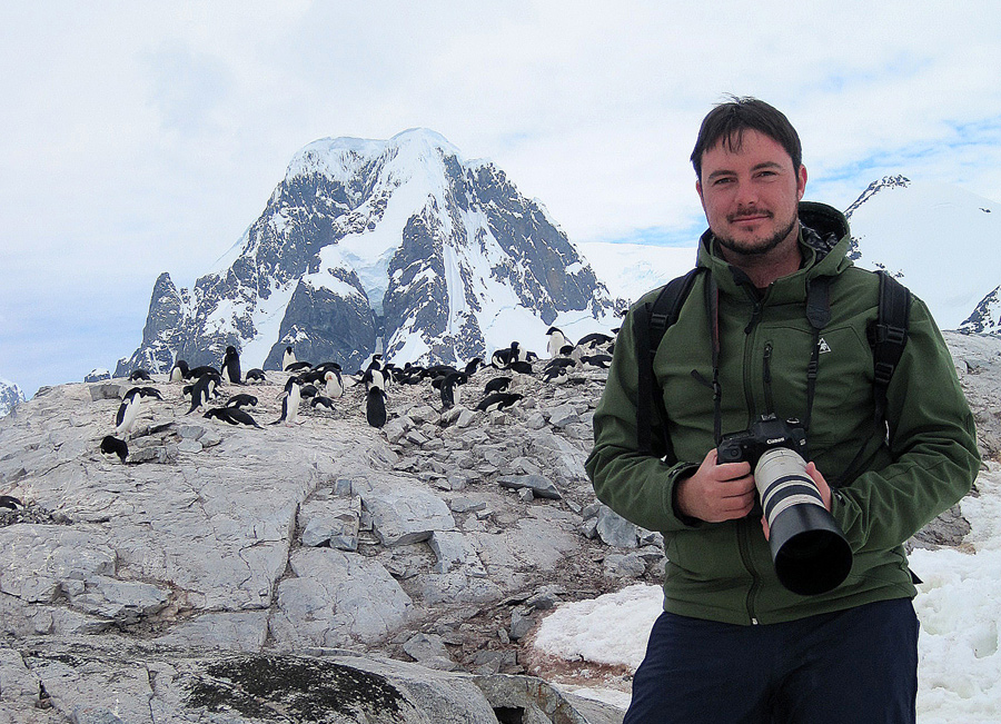Issac Fernandez haciendo un reportaje en la Antártida...