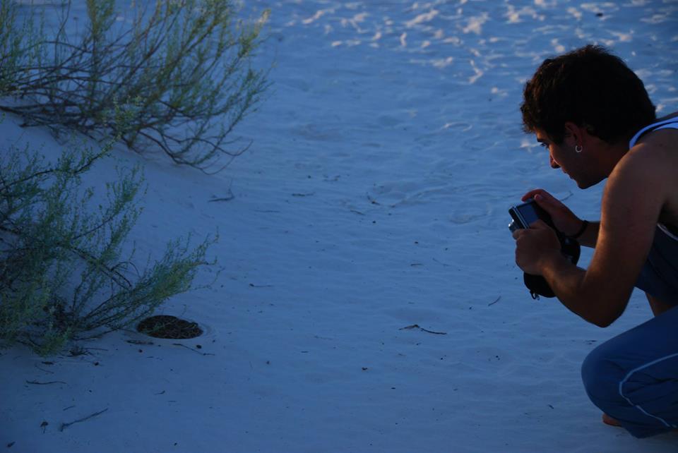 Kike fotografiando una serpiente de cascabel en White Sands, Nuevo México.